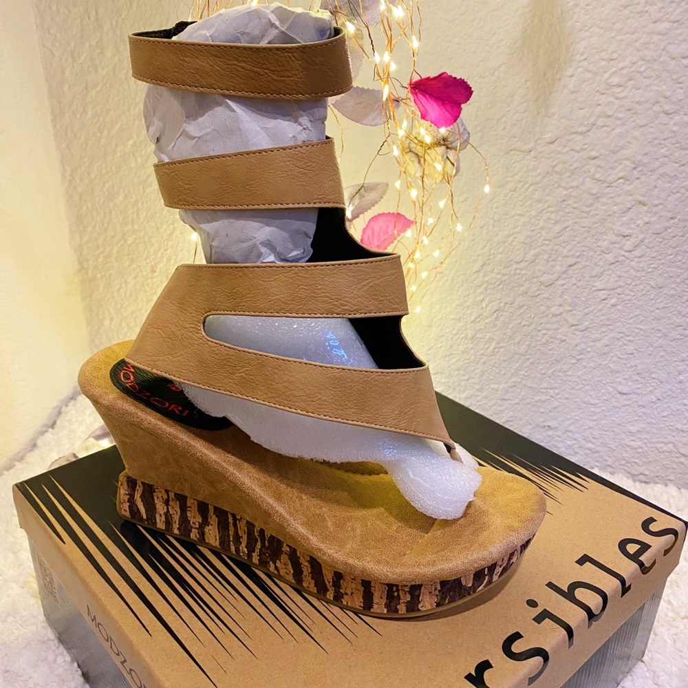 Never been worn reversible Modzori sandals!